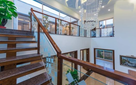 1 Kanal Modern Bungalow is Up For Sale